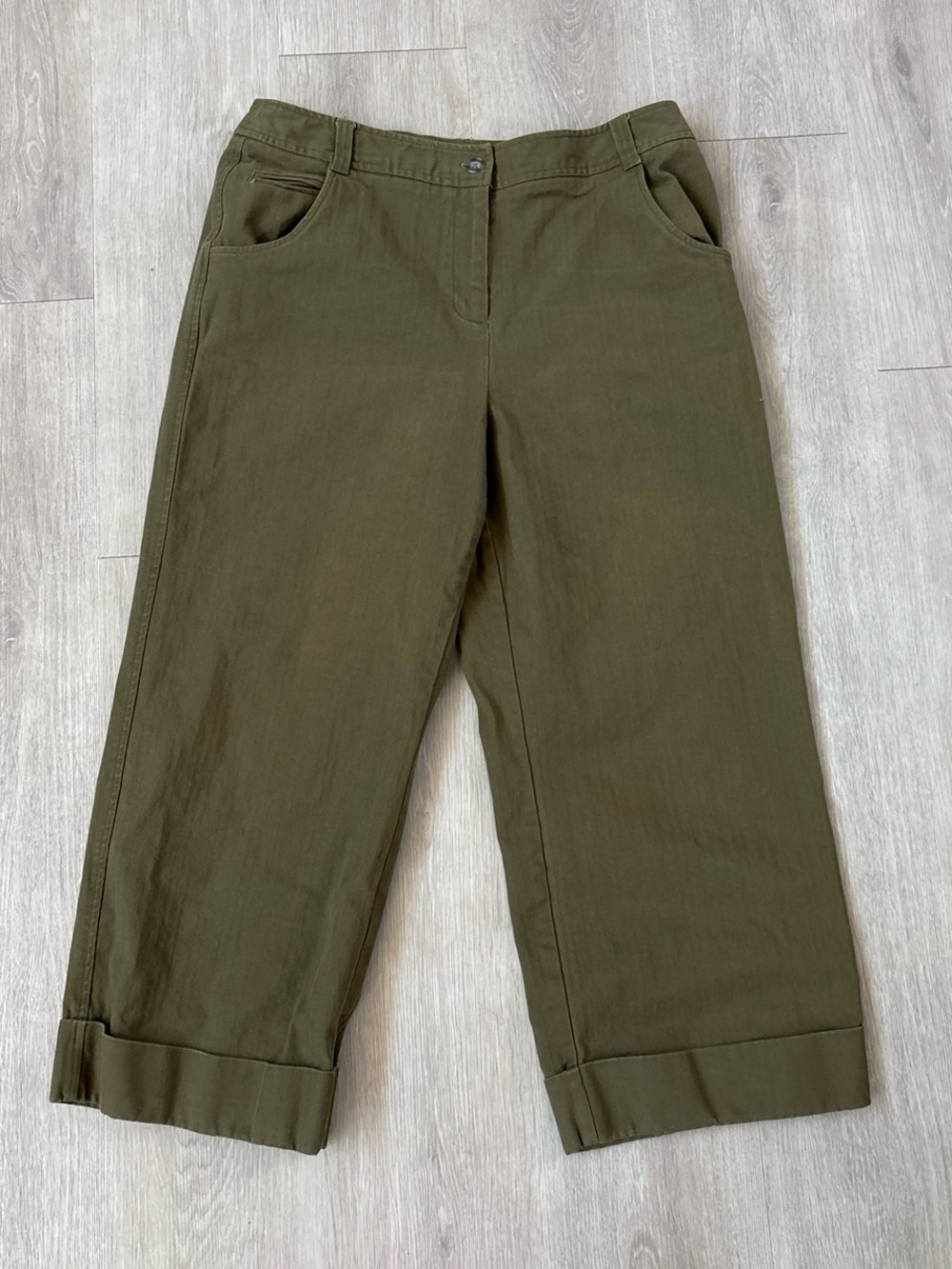 Valeria Steven’s Olive green capri pants
